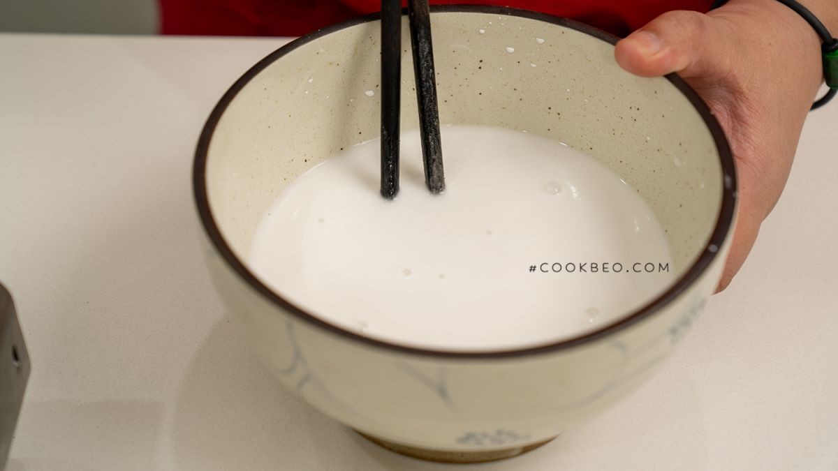 Hòa bột sắn dây với nước để nấu chè