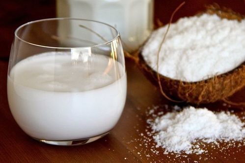 Nước cốt dừa sánh mịn, thơm béo rưới lên món chè khoai lang tím