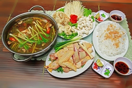 Nồi nước dùng lẩu gà miền Bắc sánh vàng, nghi ngút khói, là nền tảng cho cách nấu lẩu gà ngon nhất miền Bắc