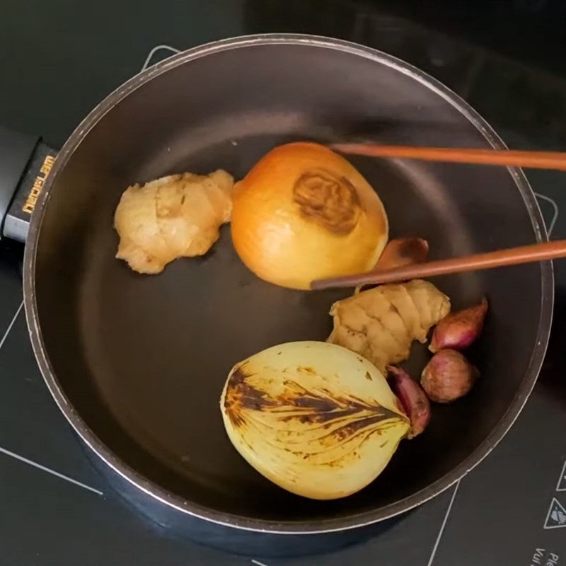 Bước 1 Các nguyên liệu đã nướng thơm cho món bún chả cua