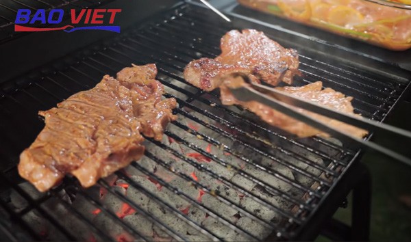 Sườn cốt lết được nướng trên than hồng, tạo mùi thơm hấp dẫn cho cơm tấm bán