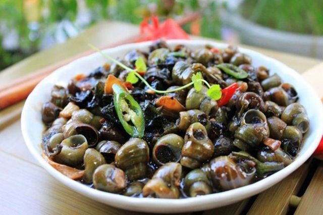 Đĩa ốc gạo xào sả ớt kiểu Huế, thơm ngon và hấp dẫn