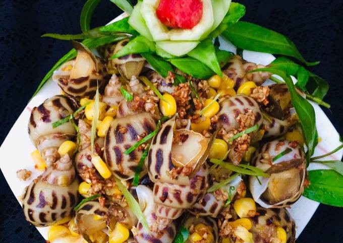 Ốc hương xào bơ tỏi đang được chế biến