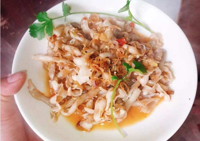 Đĩa ốc móng tay xào bơ sả ớt độc đáo, cay nồng