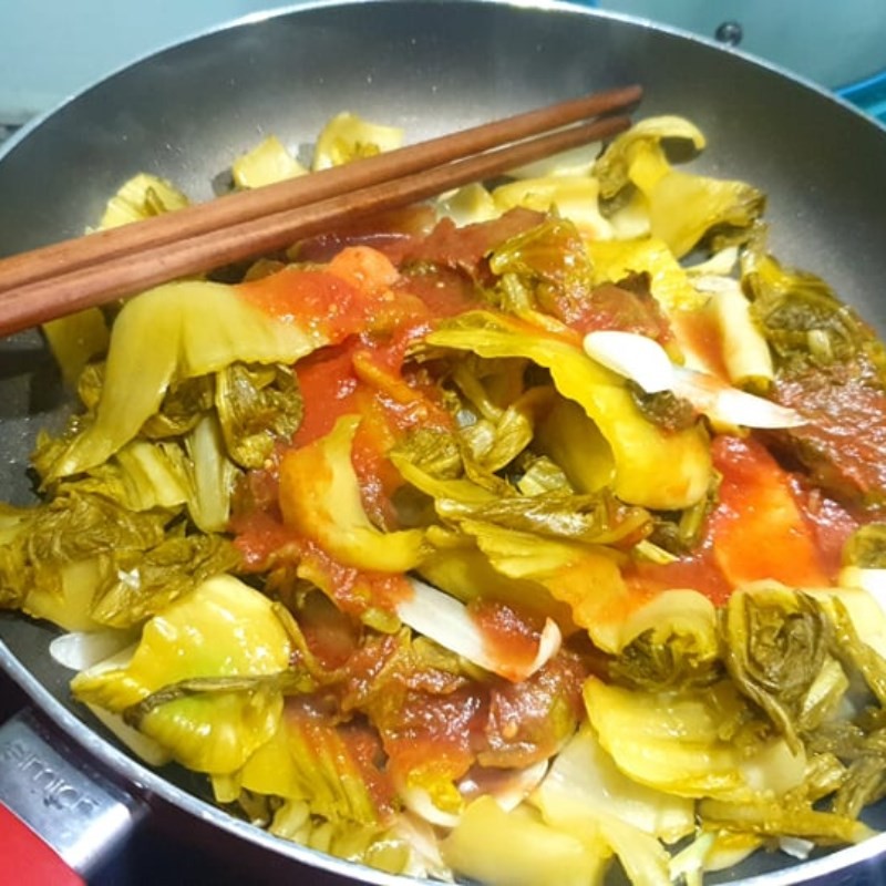 Phi hành tím thơm lừng, xào dưa chua và cà chua làm nền cho món cá trắm om dưa