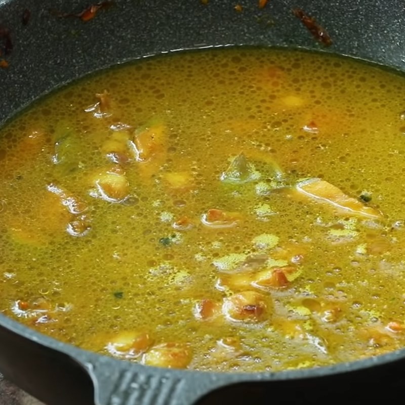 Đậu hũ chiên được thêm vào cuối cùng để giữ hình dạng và thấm gia vị món om chuối đậu