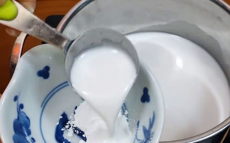 Pha bột năng và bột gạo để tạo độ sánh cho nước cốt dừa nấu chè đậu trắng
