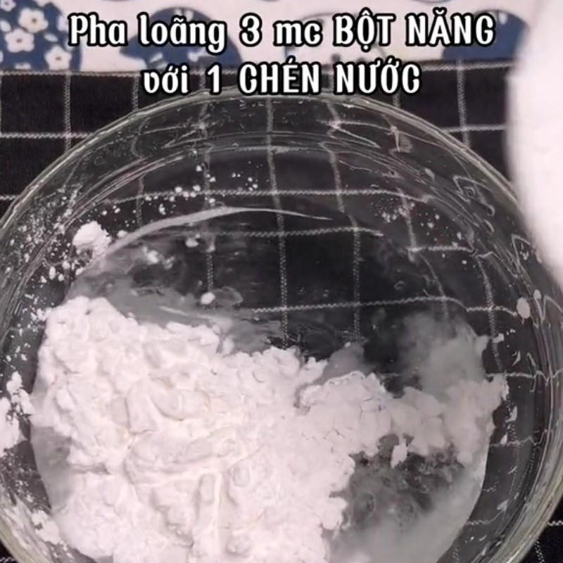 Pha bột năng với nước lọc