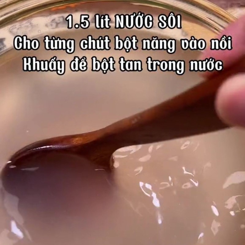 Khuấy đều bột năng trong nồi súp