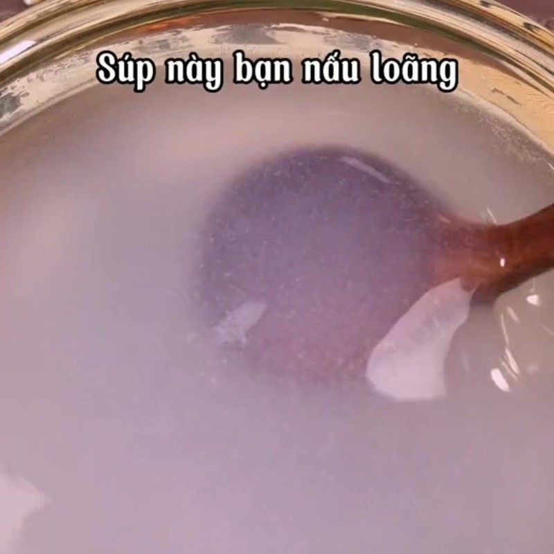 Nồi súp đang được đun trên bếp