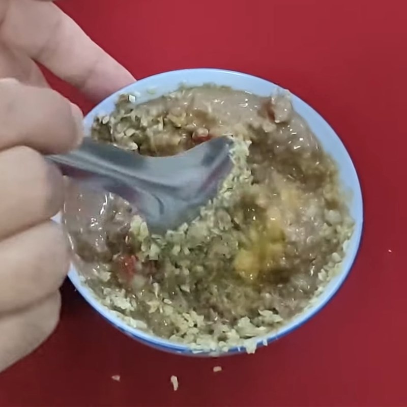 Hoàn thành chén nước chấm mắm nêm đậm đà cho món lẩu cá tra nhúng giấm