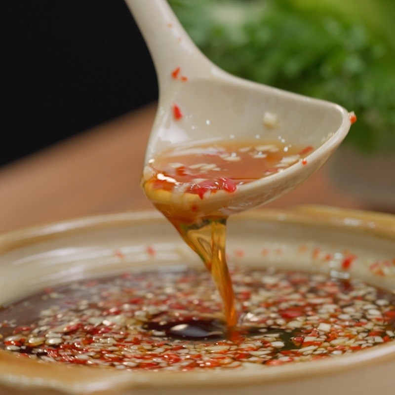 Thành phẩm nước mắm chua ngọt với tắc, tỏi ớt nổi bật, sẵn sàng để thưởng thức.