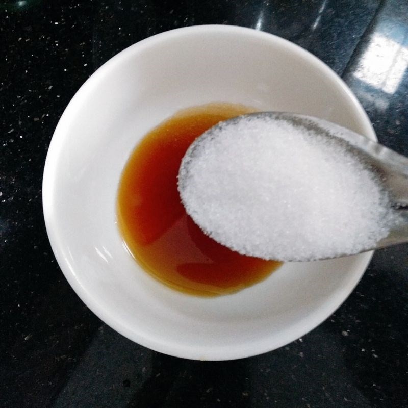Pha trộn các nguyên liệu nước sốt trong một chiếc chén nhỏ