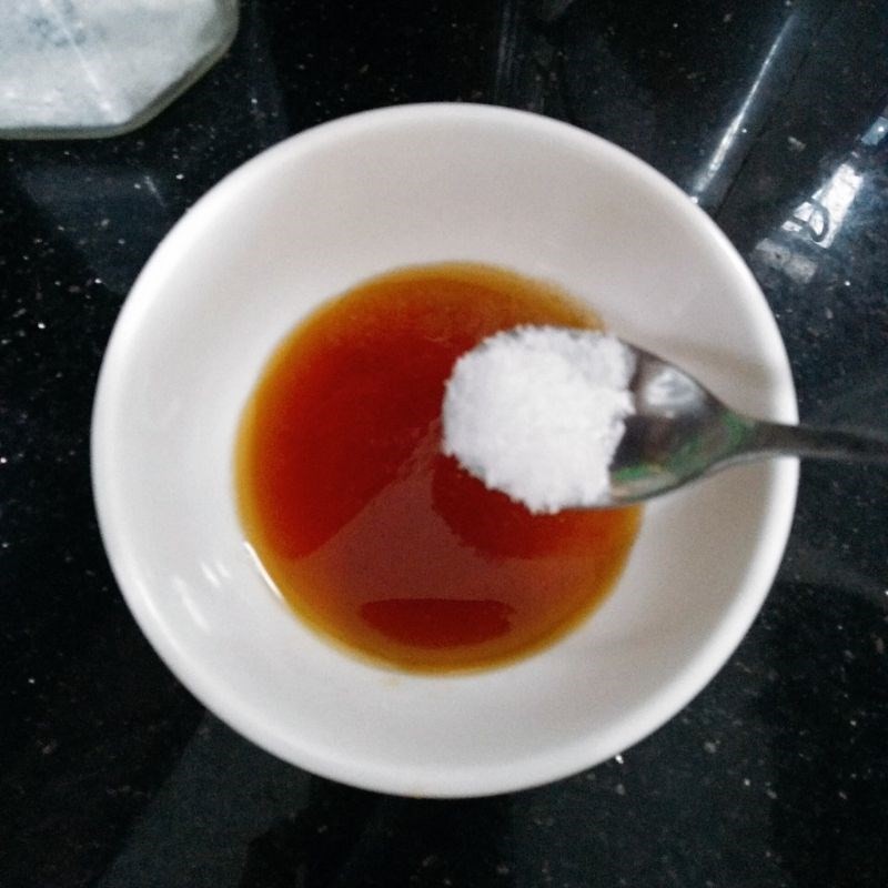 Chén nước sốt cánh gà chiên nước mắm đã được pha chế hoàn chỉnh