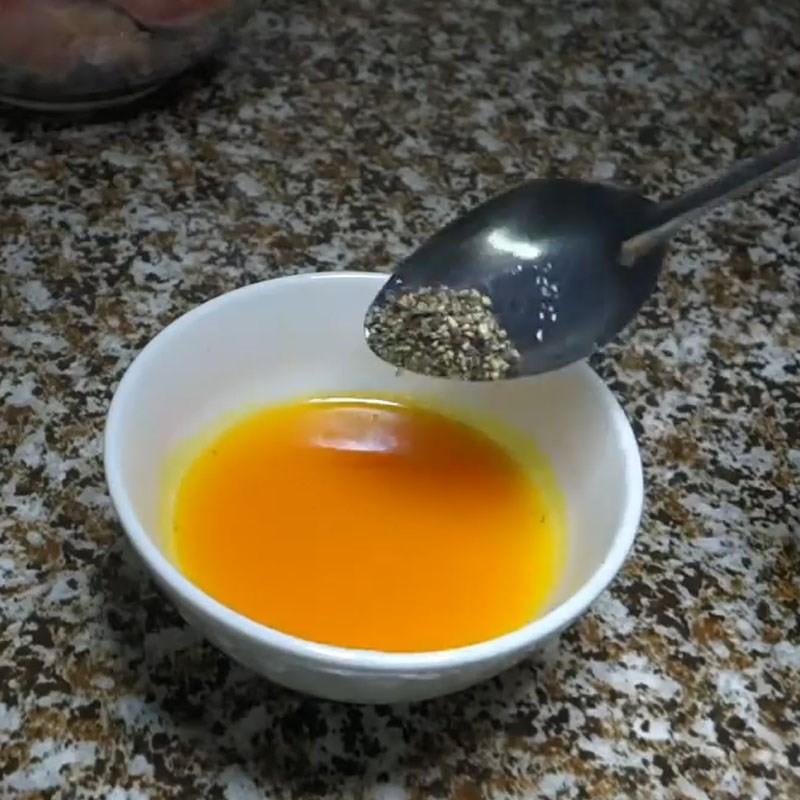 khuấy đều hỗn hợp gia vị và nước cốt nghệ cho cá leo
