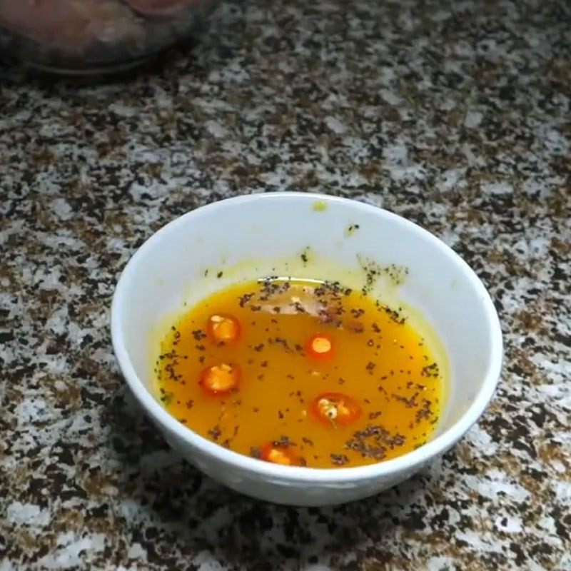 chén nước sốt ướp cá leo kho nghệ đã hoàn chỉnh
