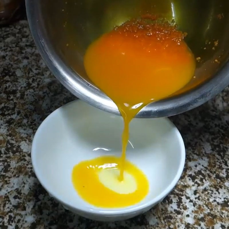 thêm gia vị cơ bản vào chén nước cốt nghệ để ướp