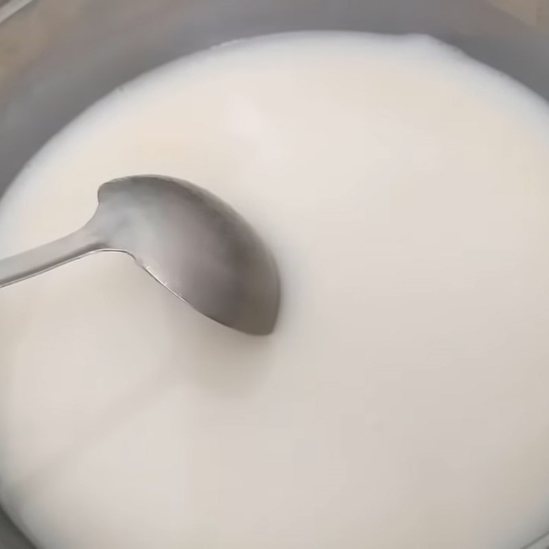 Thêm nước cốt dừa vào hỗn hợp rau câu