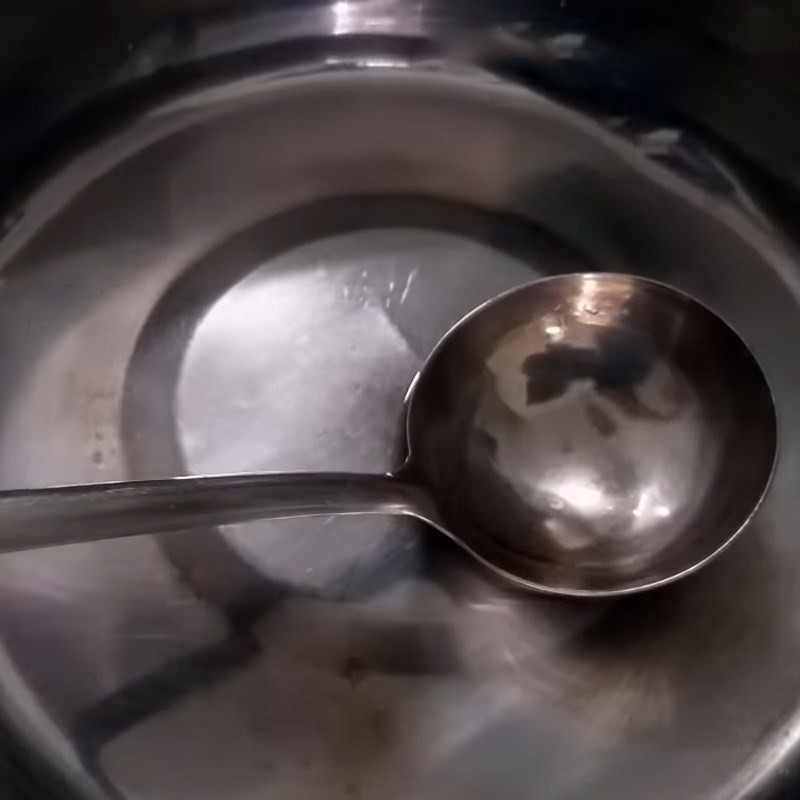 Pha bột rau câu và đường cho lớp cốt dừa