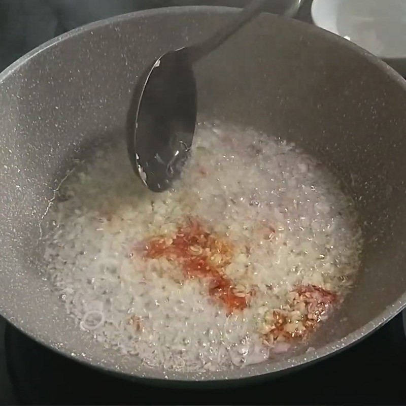 Phi thơm hành tỏi trên chảo nóng