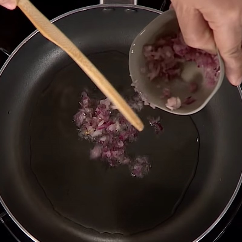 Cách nấu canh riêu cua miền bắc: Xào cà chua