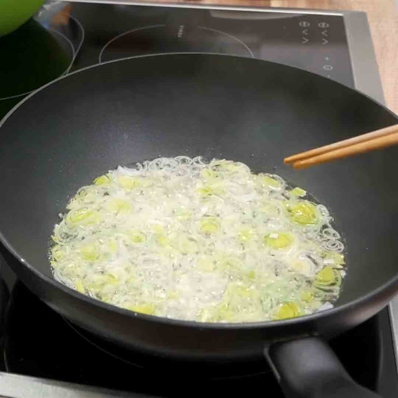 Phi hành tím và chuẩn bị topping cho bánh canh cá nục