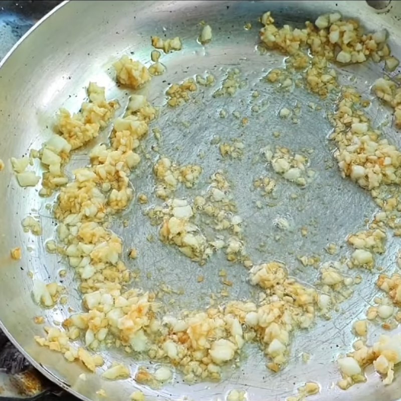 Tỏi phi vàng giòn, thơm lừng, là gia vị không thể thiếu để rắc lên tô cháo lòng miền Tây, tăng thêm mùi vị và kết cấu
