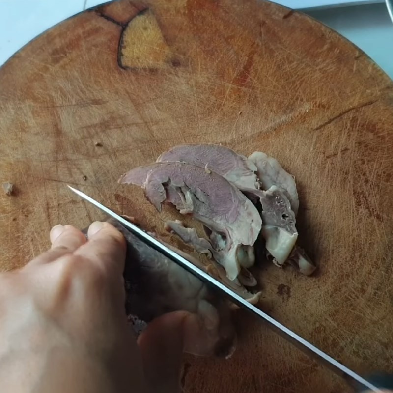 Lòng, gan, tim heo đã thái miếng vừa ăn, bày ra đĩa sạch, chuẩn bị ăn kèm với tô cháo lòng miền Tây nóng hổi