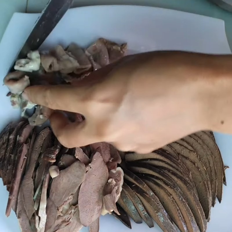 Tô cháo lòng miền Tây thơm ngon, đầy đủ các loại lòng, gan, tim, rắc thêm tỏi phi vàng, hấp dẫn thực khách ngay từ cái nhìn đầu tiên