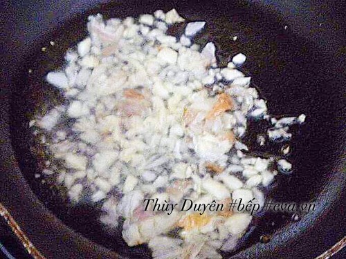 Phi hành khô vàng giòn để tăng thêm hương vị cho món ăn
