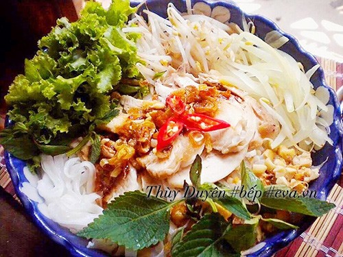 Một phần ăn phở gà trộn sốt me được bày trí đẹp mắt với thịt gà, rau và nước sốt