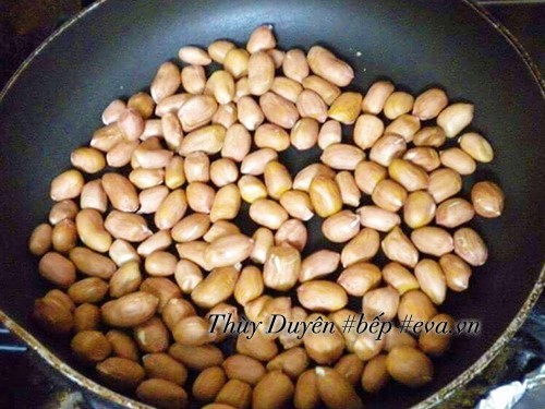 Rang lạc vàng thơm để món gà sốt me thêm bùi