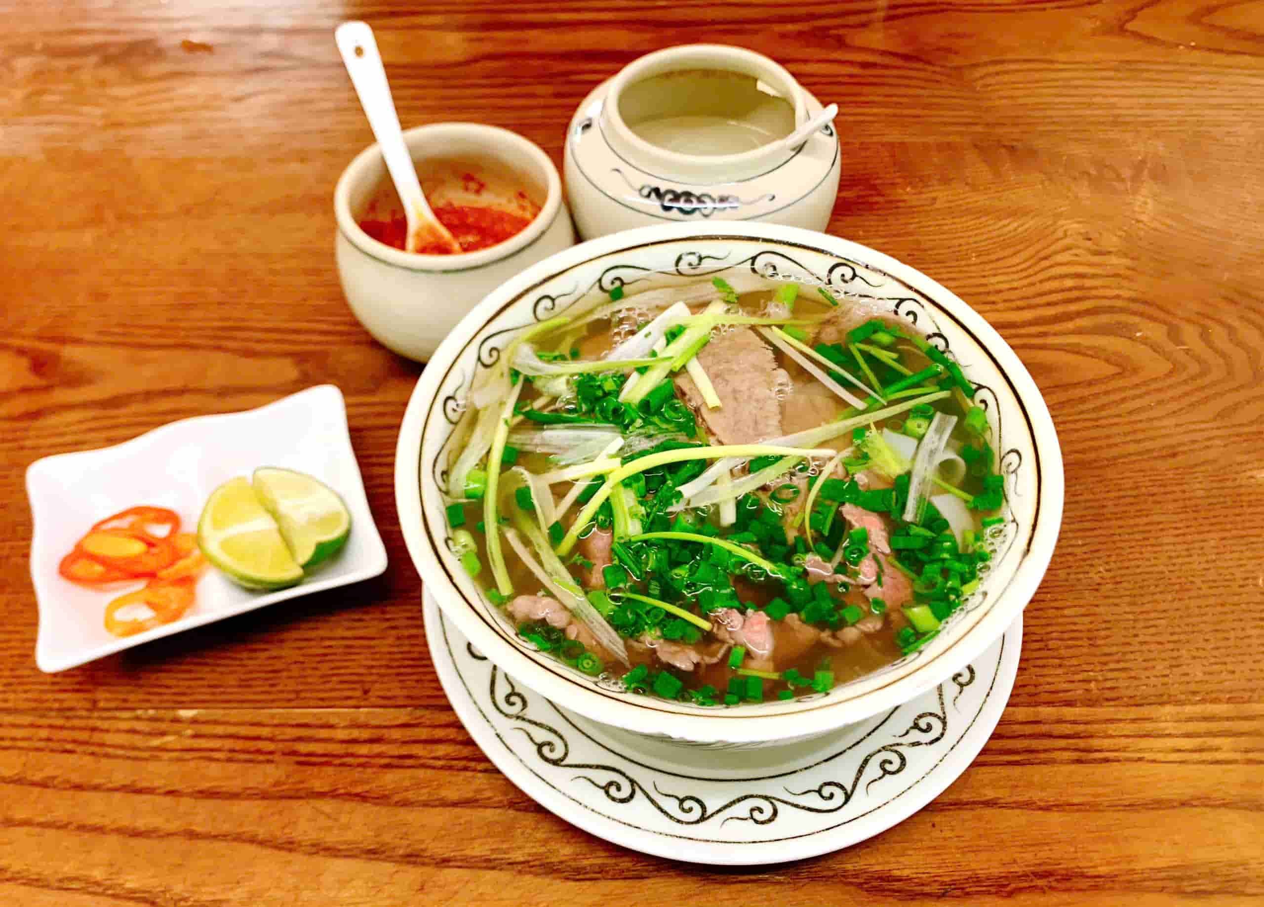 Tô phở bò truyền thống nóng hổi hấp dẫn với thịt bò tươi ngon