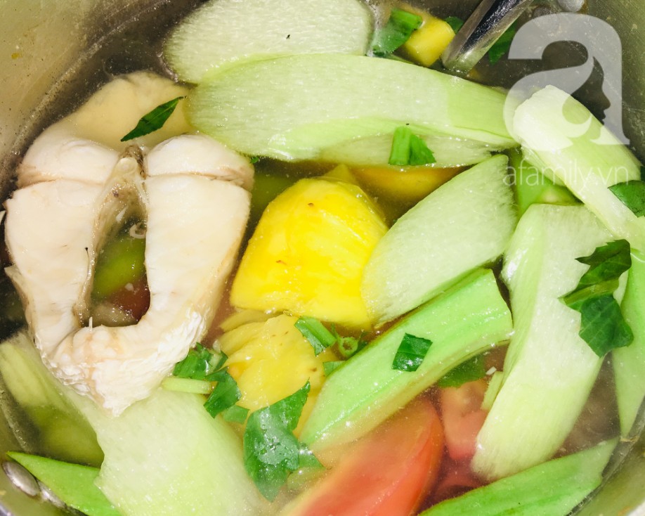 Nồi canh chua cá miền Nam sôi sục với các loại rau củ tươi ngon đang được nấu chín.