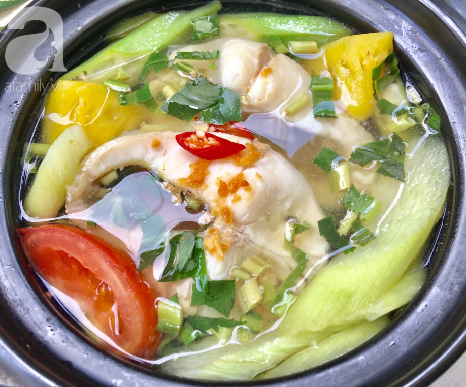 Thành phẩm canh chua cá lóc miền Nam hấp dẫn, ăn kèm chén nước mắm ớt