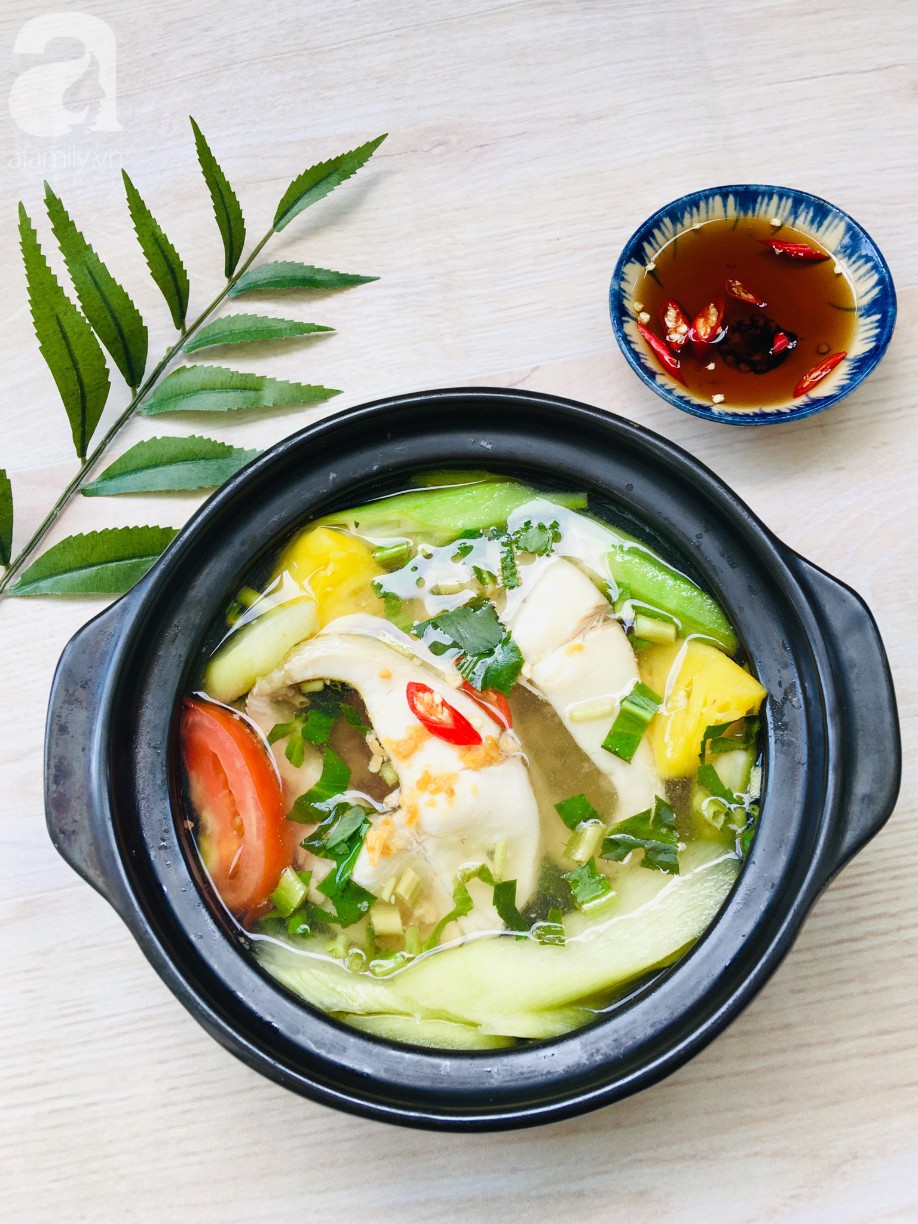 Thành phẩm canh chua cá miền Nam hấp dẫn, ăn kèm nước mắm ớt cay nồng.