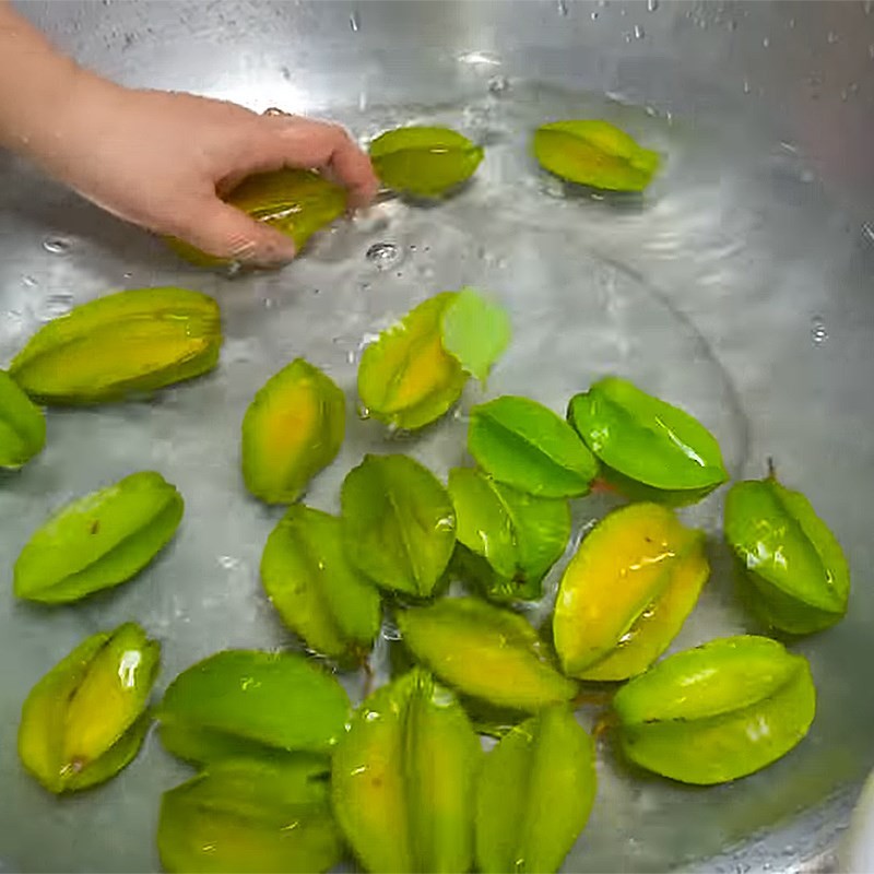 Khế tươi đã được cắt lát hình ngôi sao chuẩn bị nấu canh thịt bò