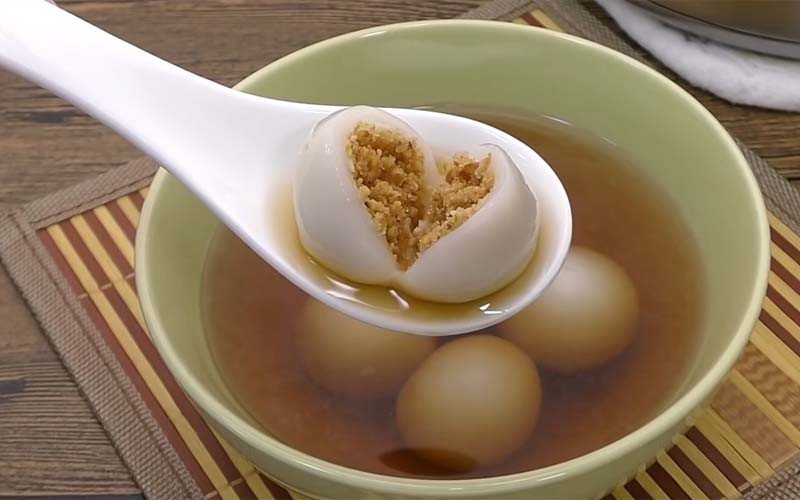 Thành phẩm chè trôi nước ngọt thơm, dẻo dai cho mâm cúng Rằm tháng 7