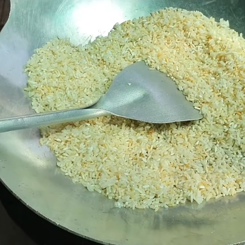 Gạo rang vàng đều, tạo hương thơm hấp dẫn, là bí quyết giúp món cháo lòng miền Tây có độ sánh và vị ngon riêng