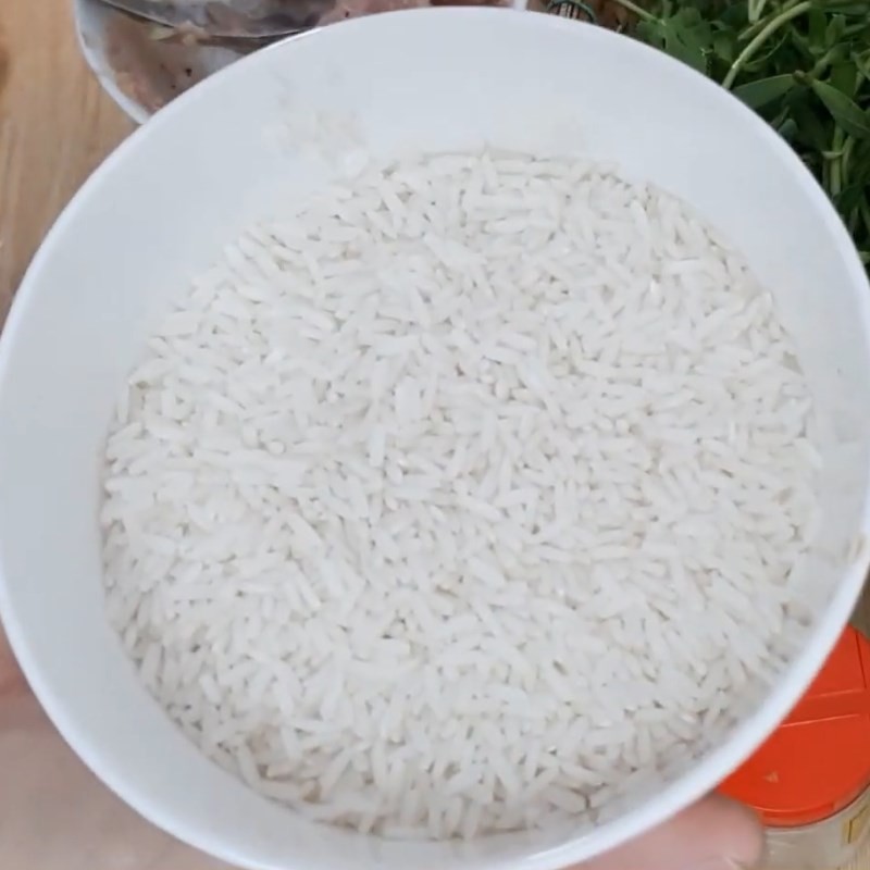 Rang gạo trắng trên chảo nóng để nấu cháo chả cá