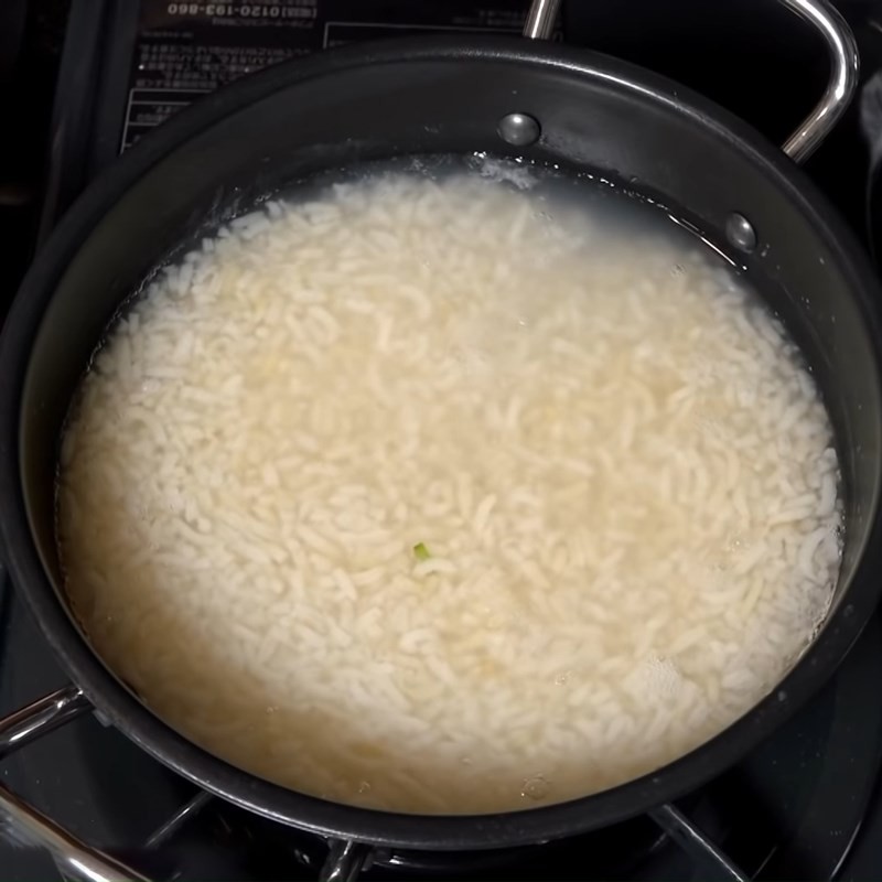 Quá trình nấu cháo nấm tràm chay trên bếp