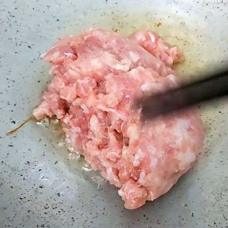 Thịt băm đang được rang trên chảo