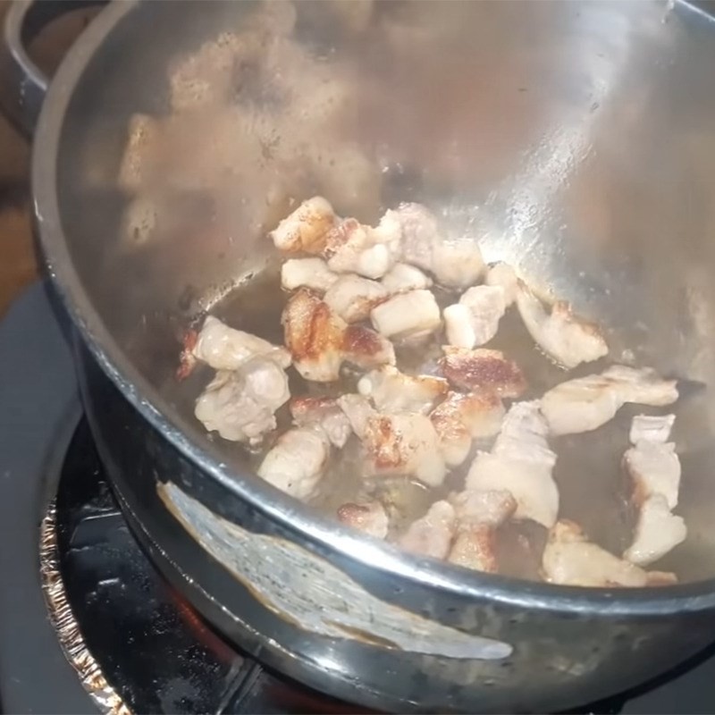 Rang thịt heo trong nồi đến khi săn lại và ra mỡ