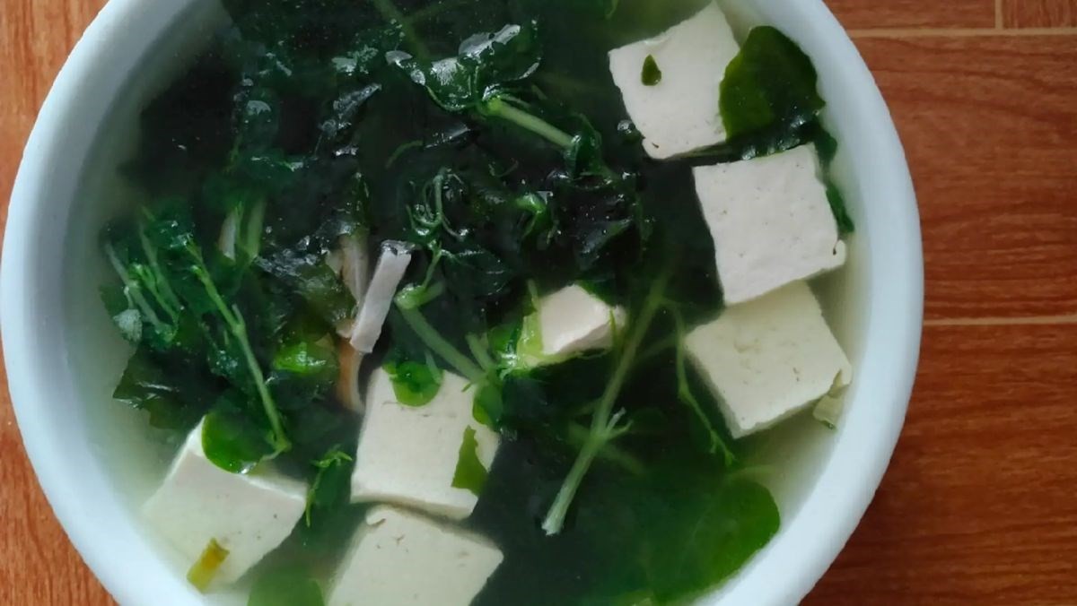 Rau càng cua nấu canh đậu hũ