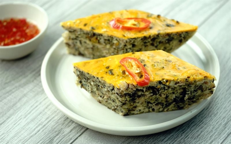 Chả trứng hấp vàng óng ánh với lòng đỏ trứng vịt phết trên mặt, sẵn sàng cho món cơm tấm Sài Gòn