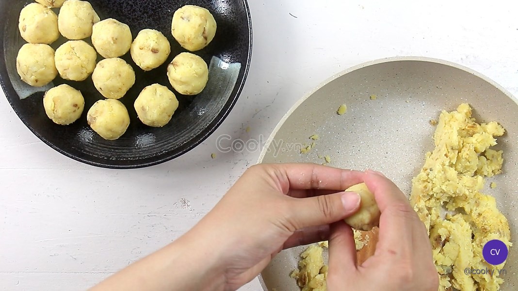 Xào nhân đậu xanh và vo viên cho chè trôi nước ngũ sắc