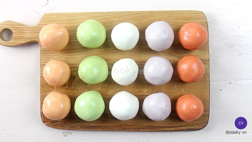 Tạo màu và nặn viên chè trôi nước ngũ sắc