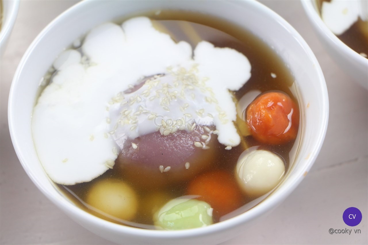 Thưởng thức chè trôi nước ngũ sắc với nước cốt dừa và mè rang