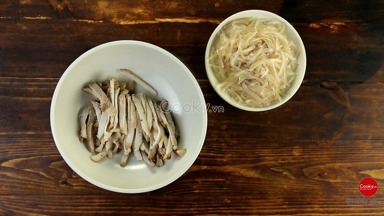 Thịt nạc đùi heo ram chín tới, sau đó thái sợi chuẩn bị làm bì cho cơm tấm