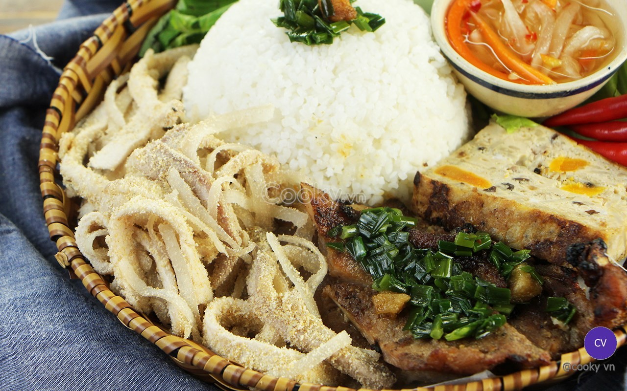 Chén mỡ hành xanh mướt, thơm lừng, rưới lên cơm tấm để tăng thêm phần béo ngậy